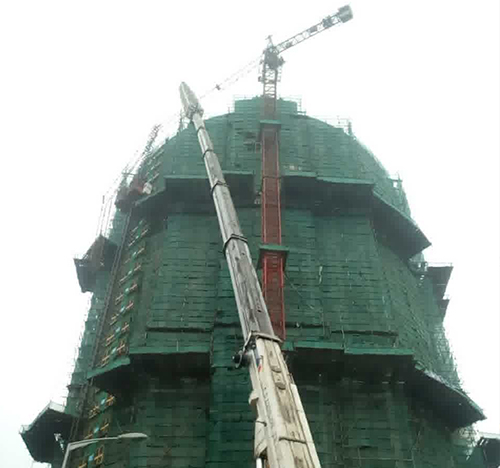 乌伊岭吊车在工地上作业